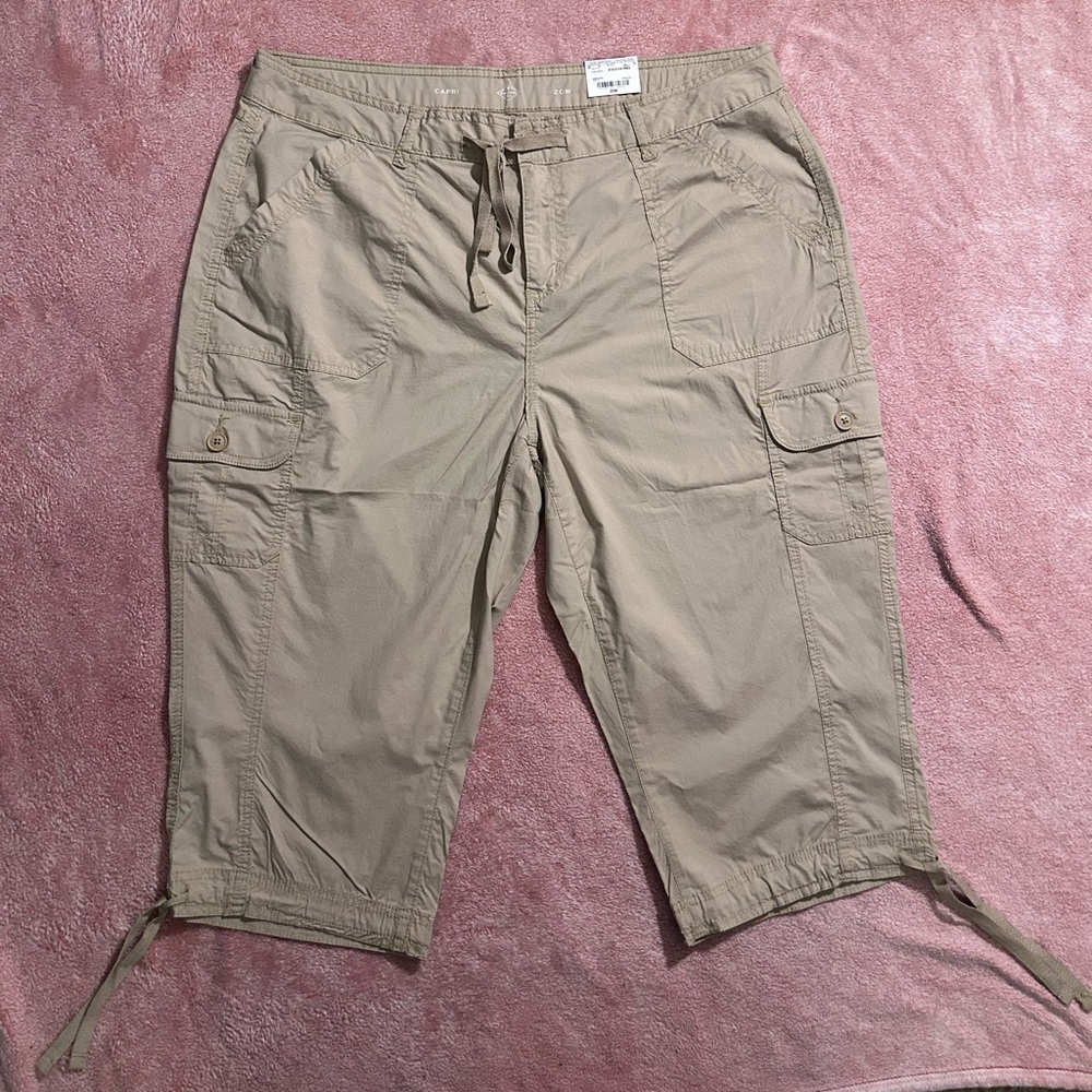 St. John’s Bay Mid Rise Khaki Capris Size 20W NWT